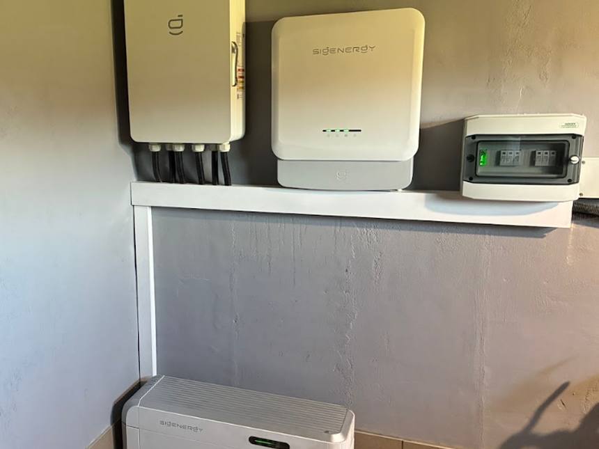 Magazyn energii SigenStor z falownikiem Sigen Hybrid TP2 na ścianie